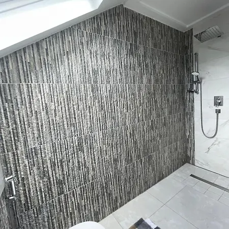 Stylish Spacious In Apartment